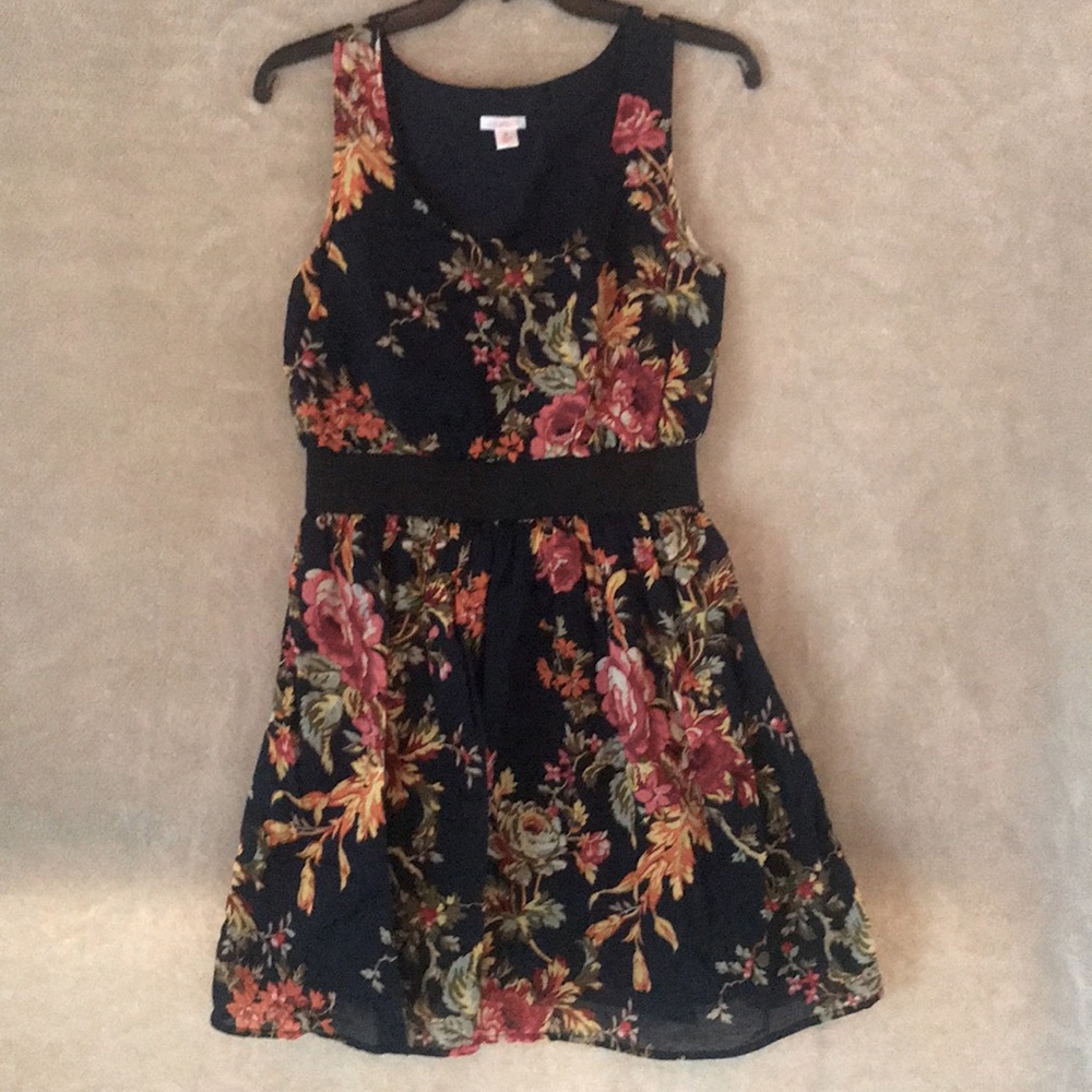 Cute floral sleeveless summer dress.  Medium
